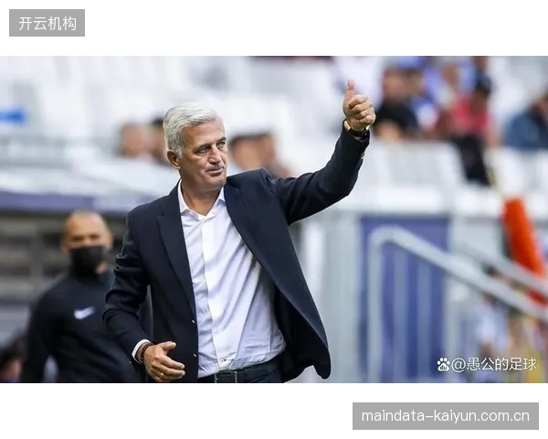 主教练佩特科维奇在巴拉基纳尔逊·曼德拉体育场正式公布了出征北美的26人最终阵容。 主教练佩特科维奇在巴拉基纳尔逊·曼德拉体育场正式公布了出征北美的26人最终阵容。
